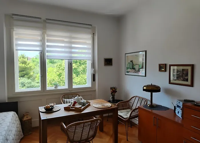 公寓 Of Music - In The Center Of *